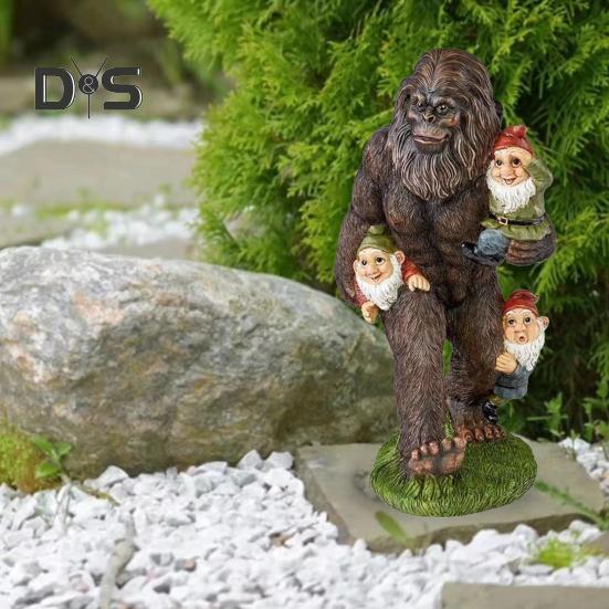 Statuie de grădină Sasquatch din rășină Sasquatch cu gnomi Ornament Figurină Sasquatch pentru exterior și interior pentru decorarea curții terasă