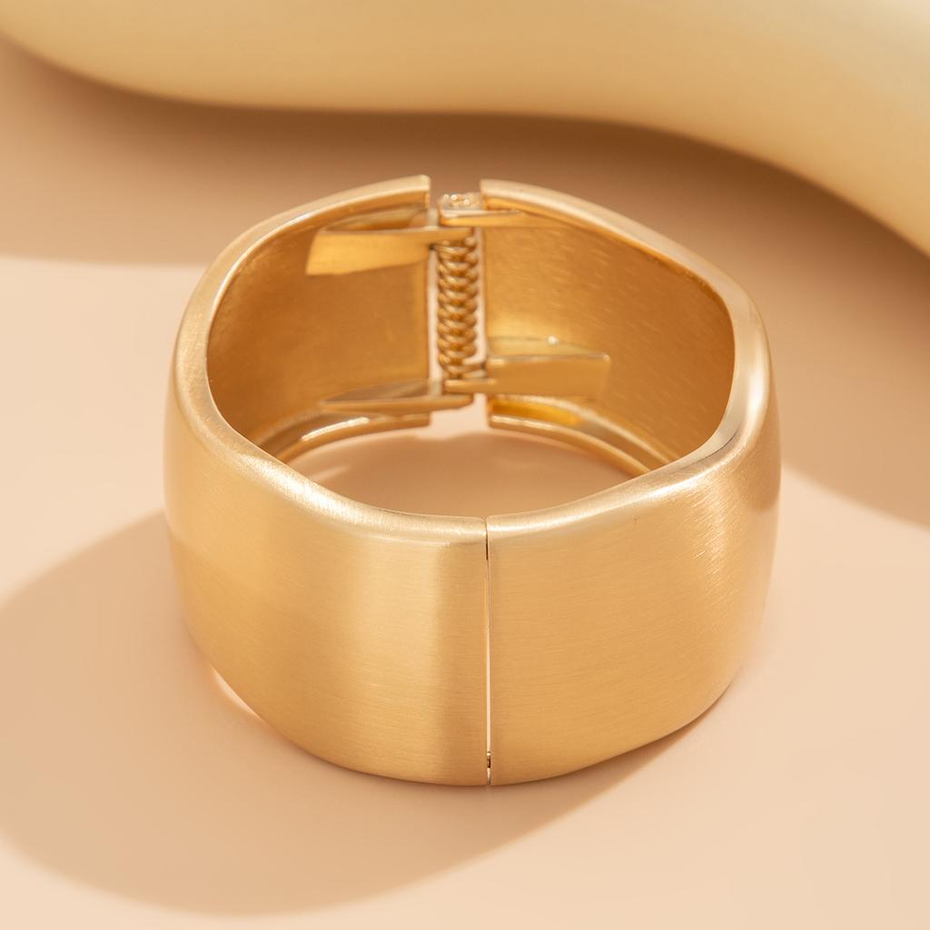 Store Tunge Brede Metall Armbånd for Kvinner Gullfarge Åpen Mansjett Tykk Uregelmessig Bølge Armbånd Smykker