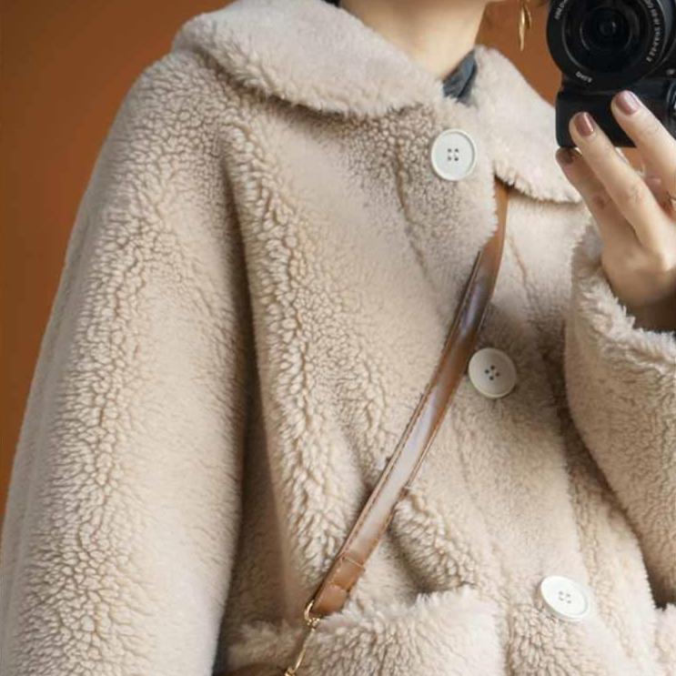 Autumn and Winter Collection of Lambskin Coat for Women Featuring Short Loose and Granular Lambskin Coat with Combination of Sheared and Fur