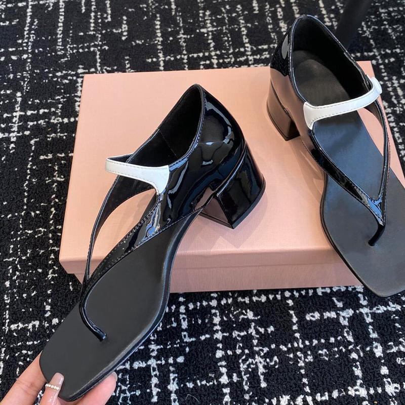 The Same Style Of Flip-Flops For The Mu Family Show The 2025 Women'S Square-Toed Thick-Heeled One-Button Mary Jane Shoes