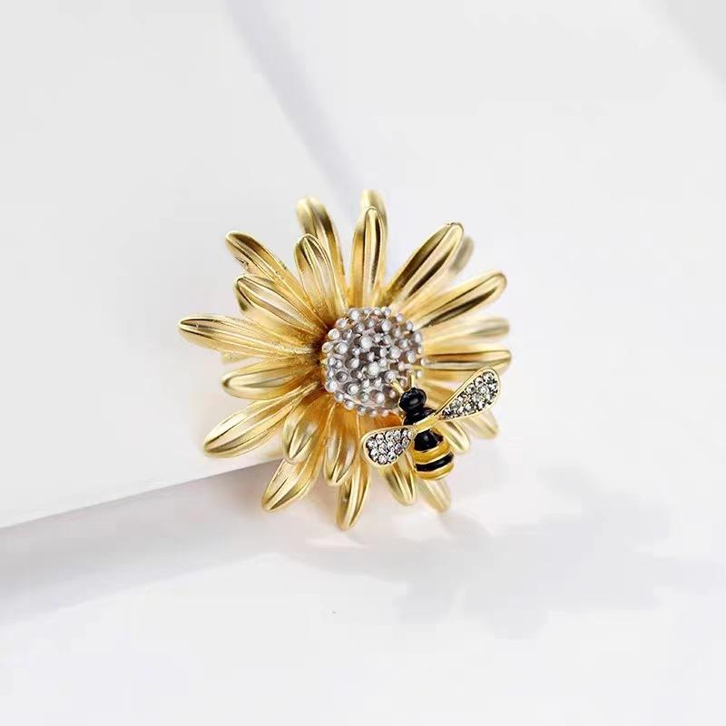Personalized Versatile Fashion Exquisite Brooch Female Sweet Little Daisy Little Bee Brooch High-End Female Matte Corsage Accessories