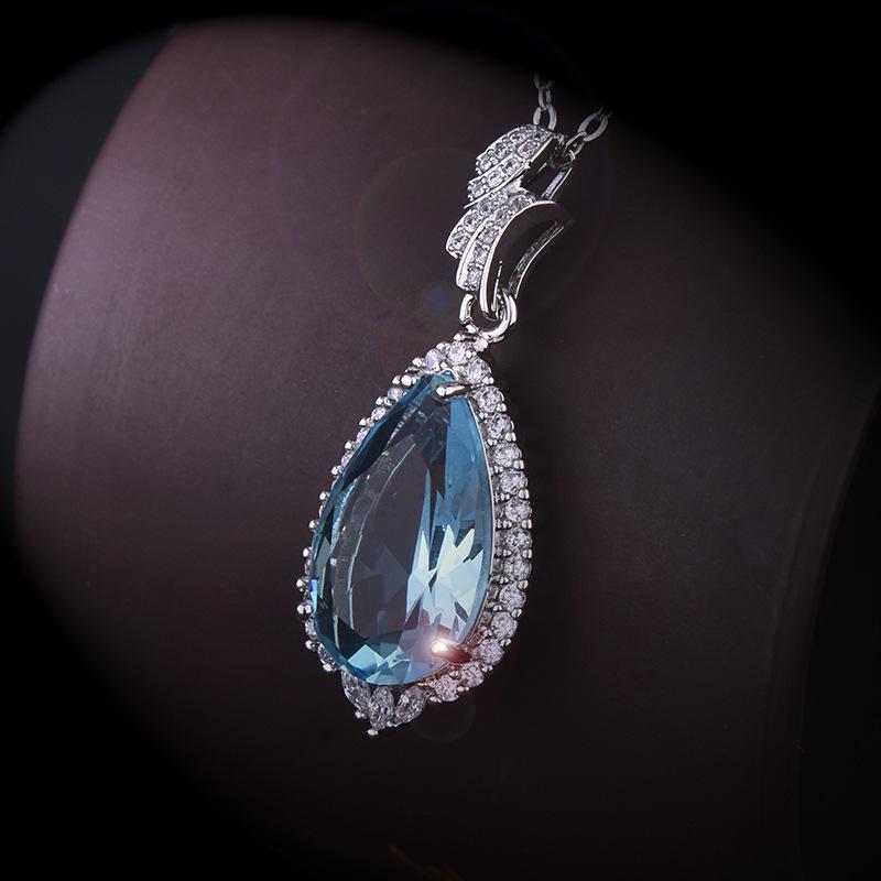 Collana Goccia d'Acqua in Topazio Blu Zaffiro con Accenti di Diamante