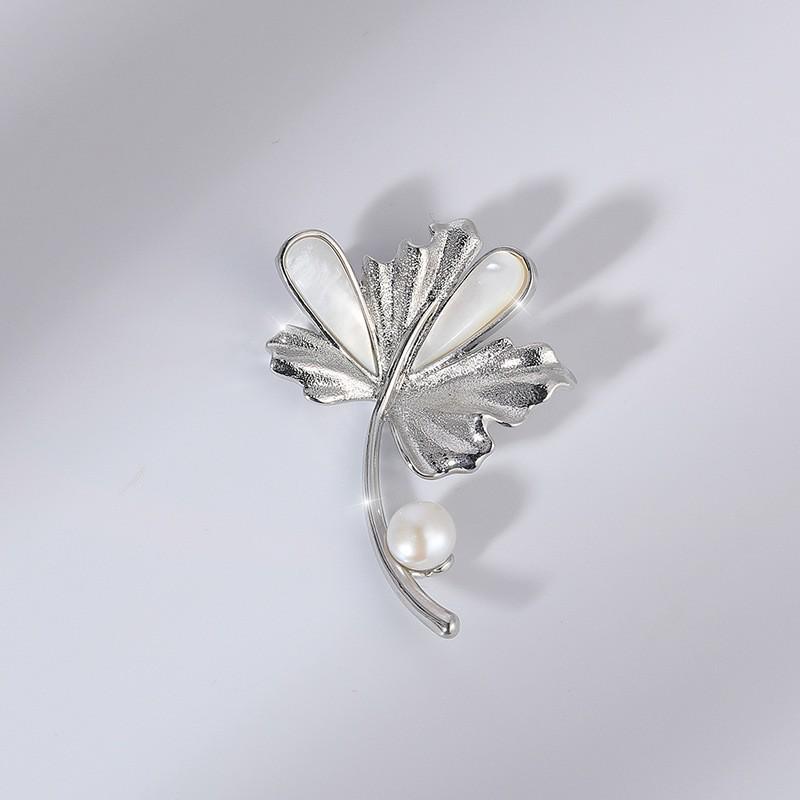 Bo Xin Yun Elegant Maple Leaf Brooch - Natural Freshwater Pearl Corsage Pin