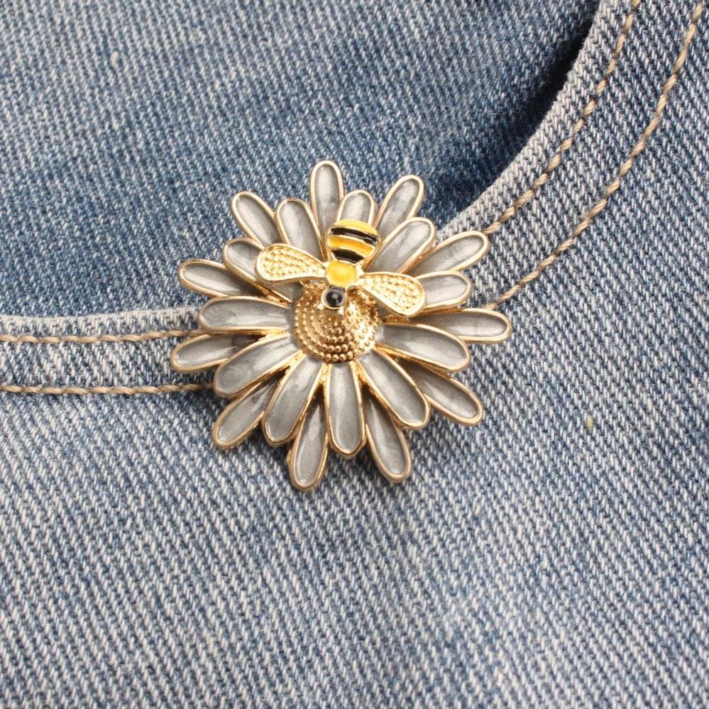 

Vintage Daisy Bee Brooch Set, Gold-Toned Enamel Pin, Fashion Accessory for Outfits Bags Styling сірий