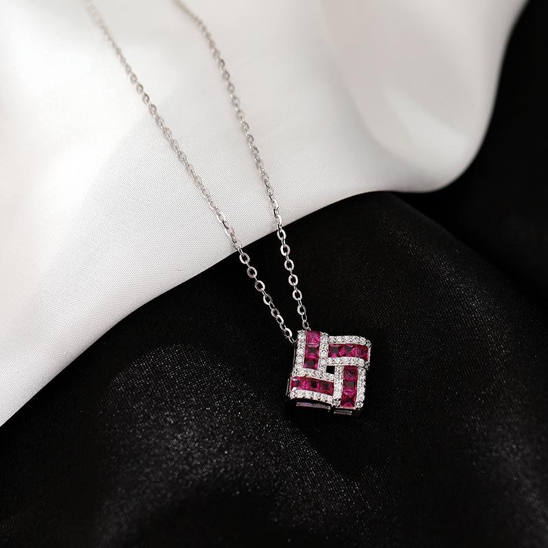 

Banyan Tree S925 Silver Ruby Four-Leaf Clover Square Necklace (Light Luxury, Niche Design) 925 Silver