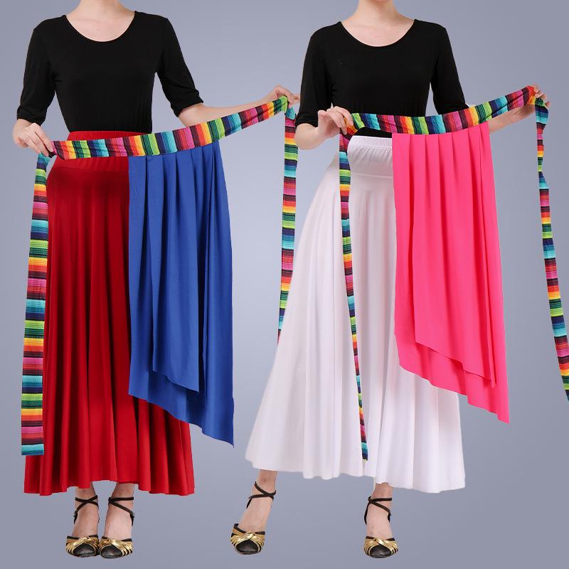 Tibetský a daijský lidový kroj s duhovou stuhovou sukní