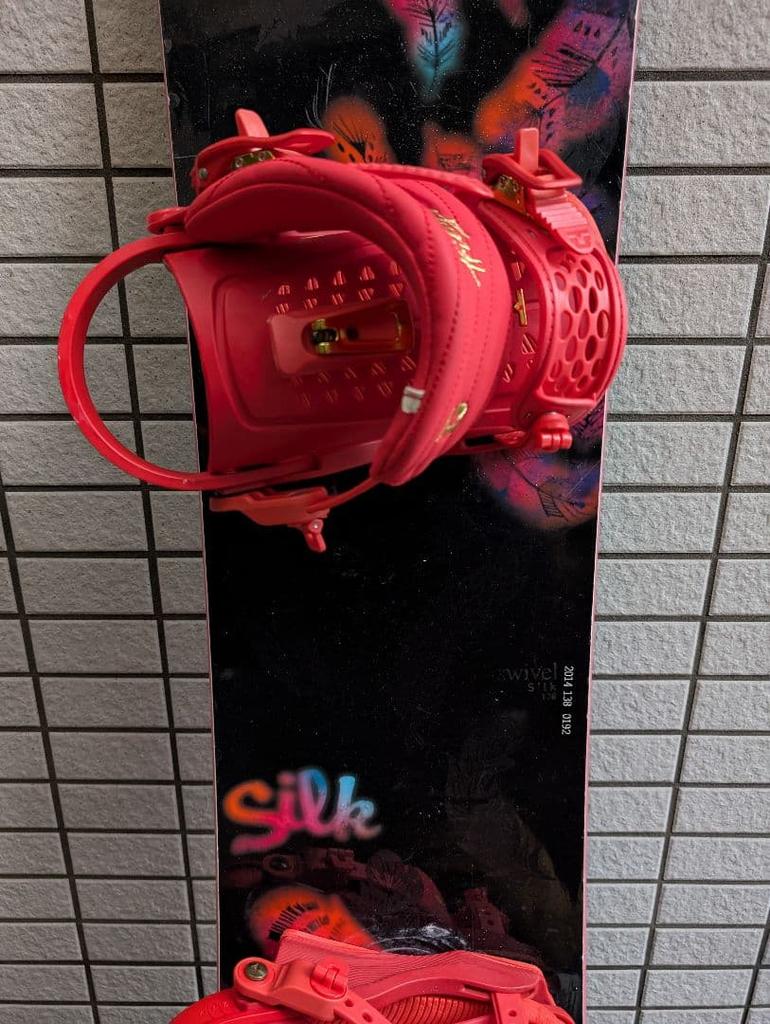 [GEBRAUCHT] Swirl Snowboard Schwarz, Pink, Orange Bindungen