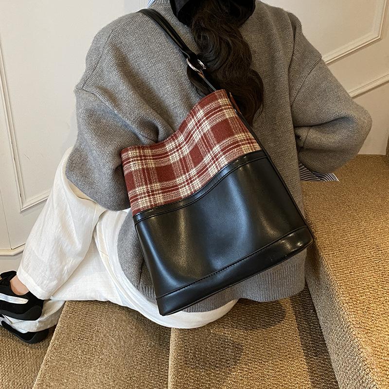 Large Capacity Bag Women's 2025 New Niche Plaid Super Fire Commuter Women's Bag Premium Shoulder Bag Bucket Bag