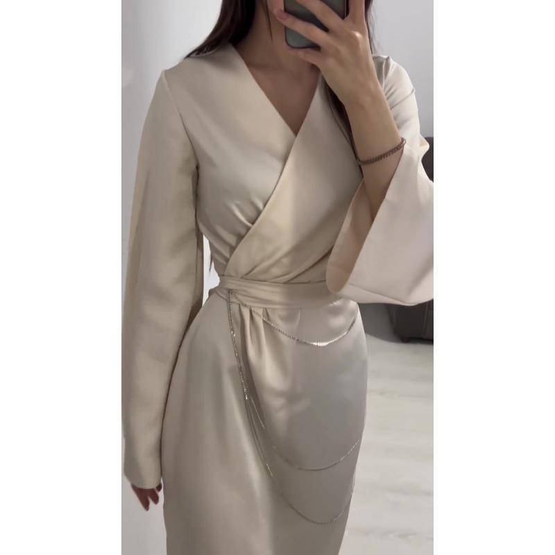 Lockeres, langes Kleid mit V-Ausschnitt und langen Ärmeln und Schleife