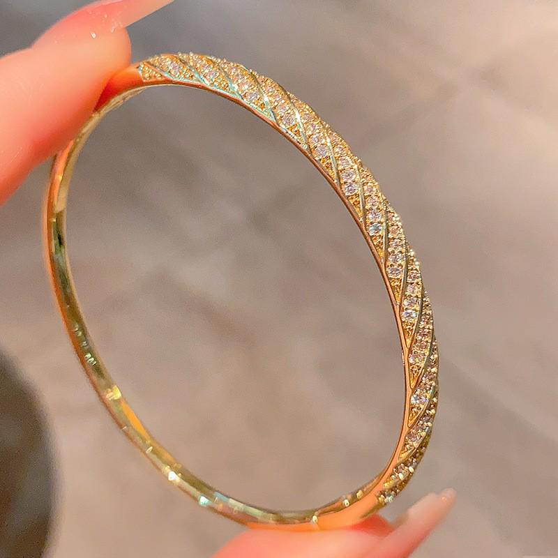 Bracciale Rombo Twist Full Diamond con Onde Lisce e Design a Nastro di Mobius