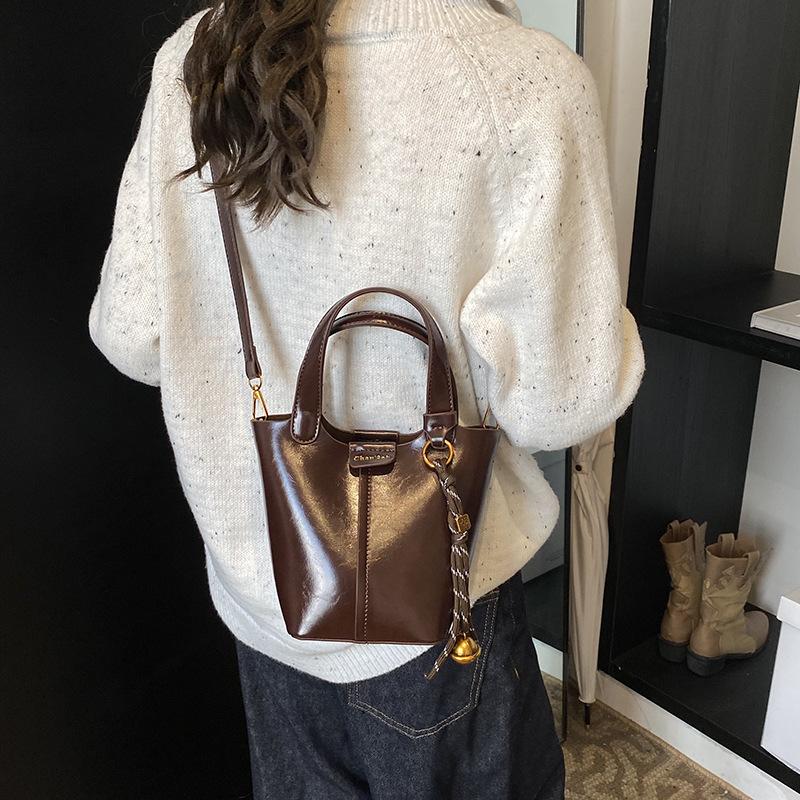 Premium texture retro small bag women's 2025 new popular fashion versatile messenger bag shoulder portable bucket bag