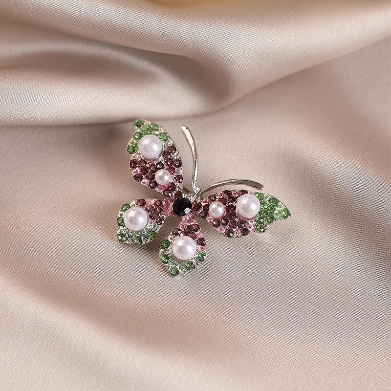 Die Schmetterlingsbrosche im leichten Luxus strahlt einen Hauch von Raffinesse aus.. Die Perlen-Zirkon-Brosche ist elegant und blendfrei