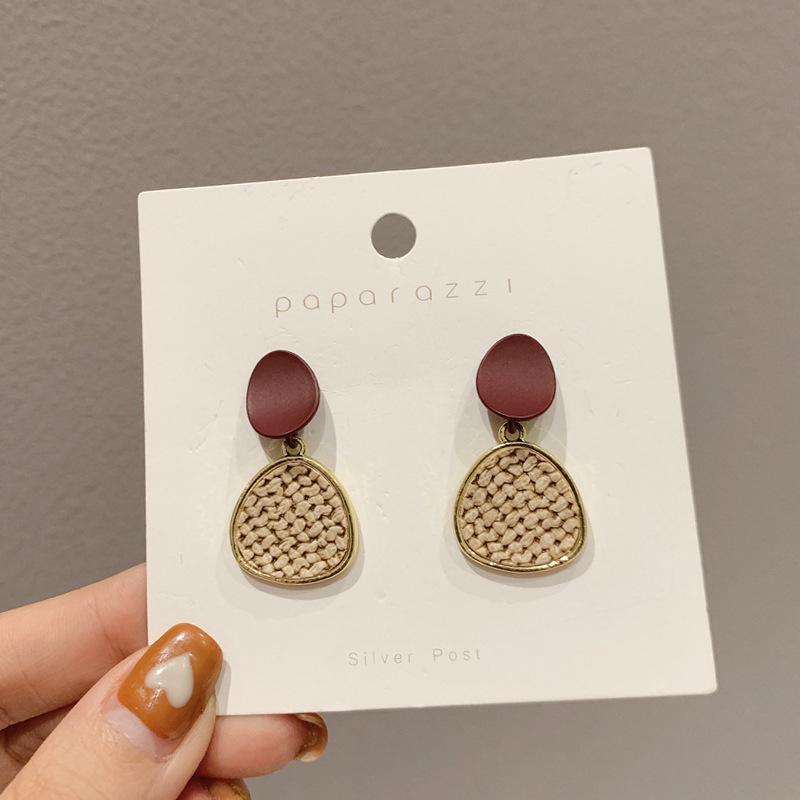 

Простые и модные контрастные серьги Новые интернет-знаменитости