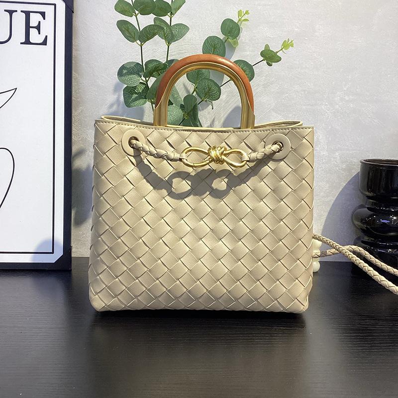 2025 Neue handgewebte Tasche Holzgriff Metallseil-Schnalle Tragetasche Retro Premium Schulter-Umhängetasche Damen