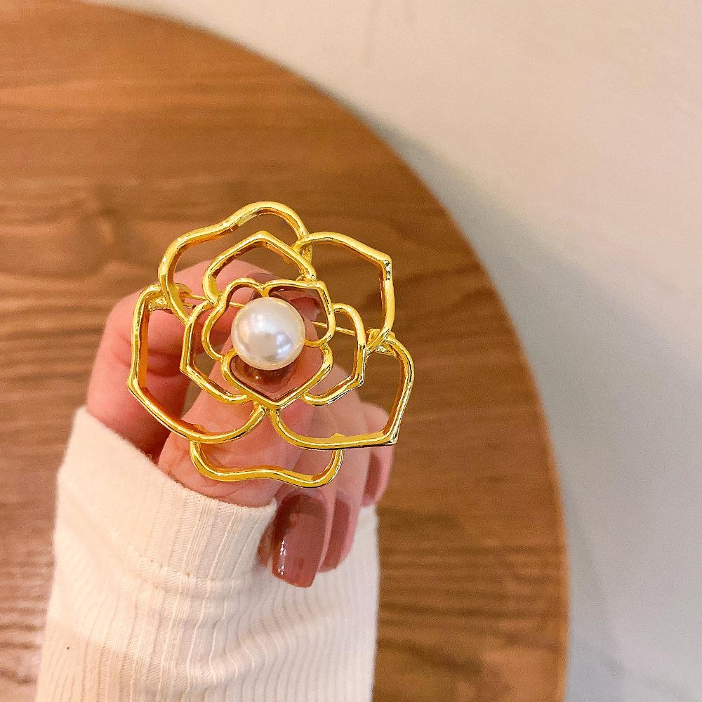 

Матовый золотой жемчужный корсаж брошь камелия женская высококачественная универсальная высококачественная булавка анти-свет персонализированные аксессуары