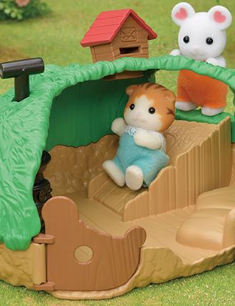 Sylvanian Families 5453 Baby Hedgehog & Cradle Basket Set