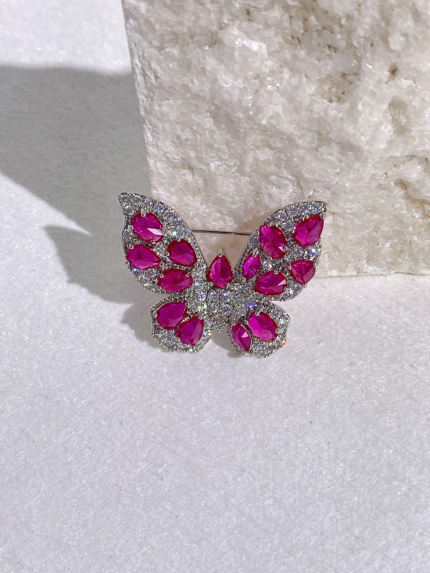 

Высококачественная брошь-бабочка из циркония с медью, женская изысканная атмосфера, аксессуары для костюмов высокого класса, хрустальная булавка, универсальная 4.0x3.5 розы красного