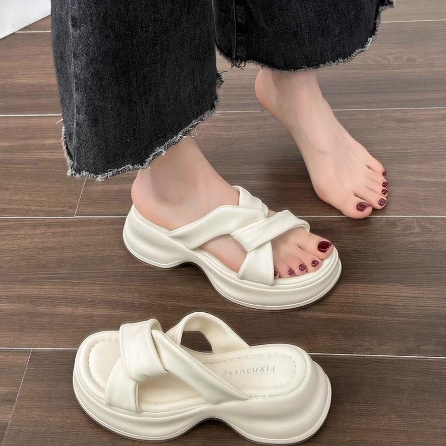Thick-soled cool slippers women's summer outer wear fashion 2025 new high-end niche beach sandals casual one-word slippers