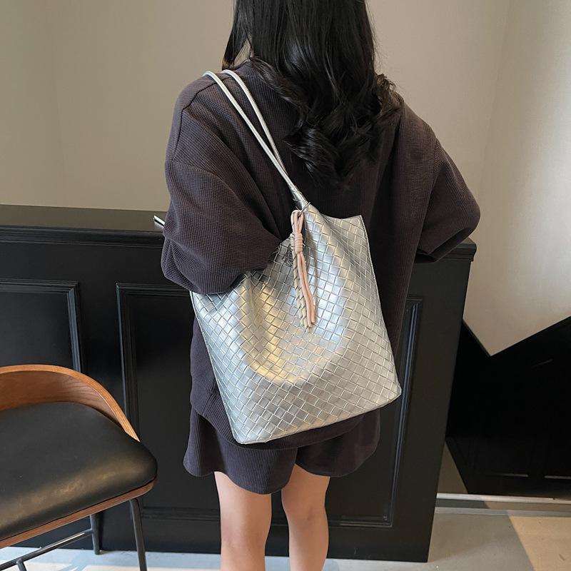 Spring New Textured Woven Pattern Commuting and Leisure Large Capacity Tote Bag Solid Color Simple Handheld Mother and Child Bag