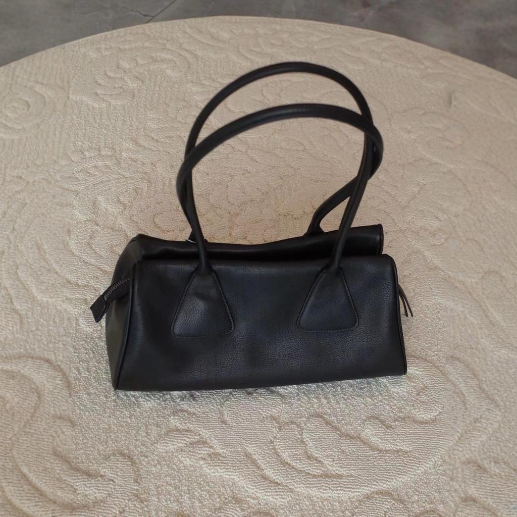 Black retro tote bag women's 2024 new premium texture minimalist lightweight commuter pleated portable shoulder bag