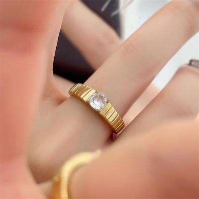 Damen Ring aus Titanstahl, vergoldet, mit eingelegtem Diamanten - Schlichter, kalter ästhetischer Designer-Stil, Modische Dekoration für Damen