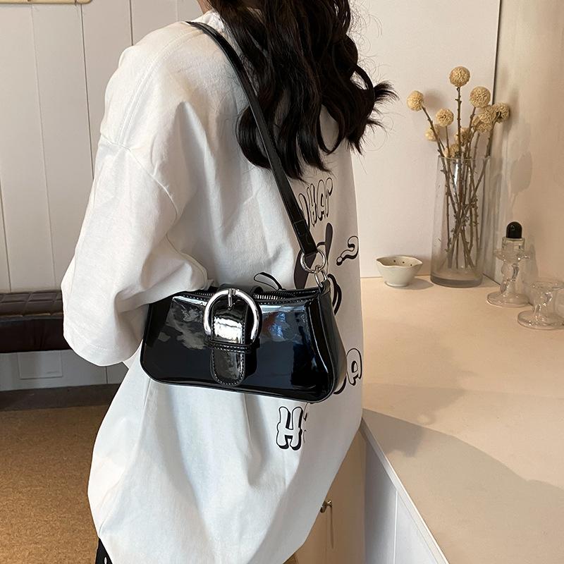 Новая красная лаковая сумка подмышкой для женщин — фото 3