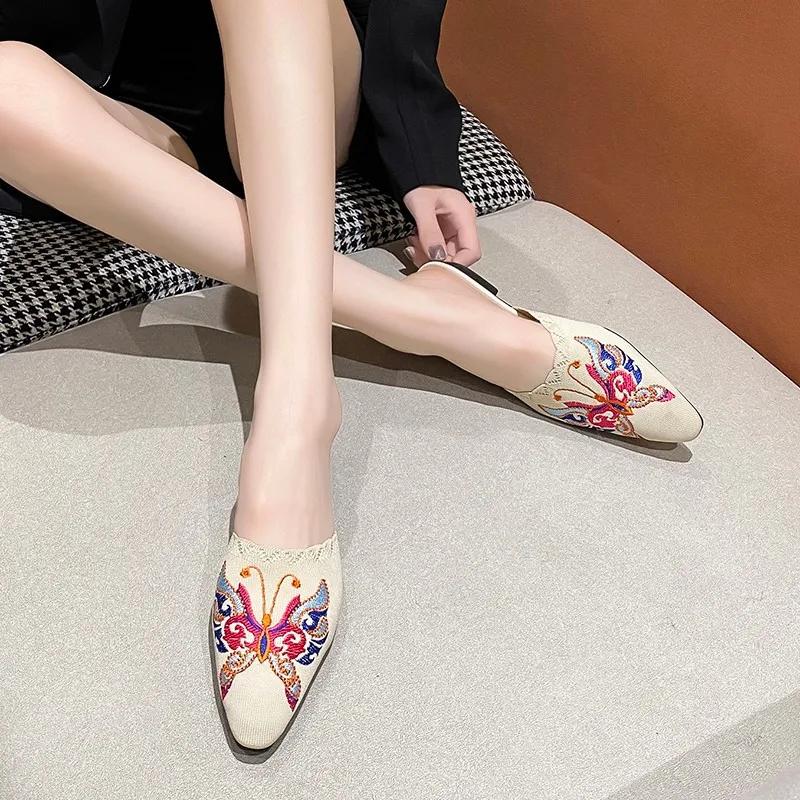 2024 Vyšívačka Květinové Boty Dámské Špice Pantofle Hedvábné Muly Žena Nízké podpatky Skluzavky Ploché sandály Dámské Vnější Pantuflaky