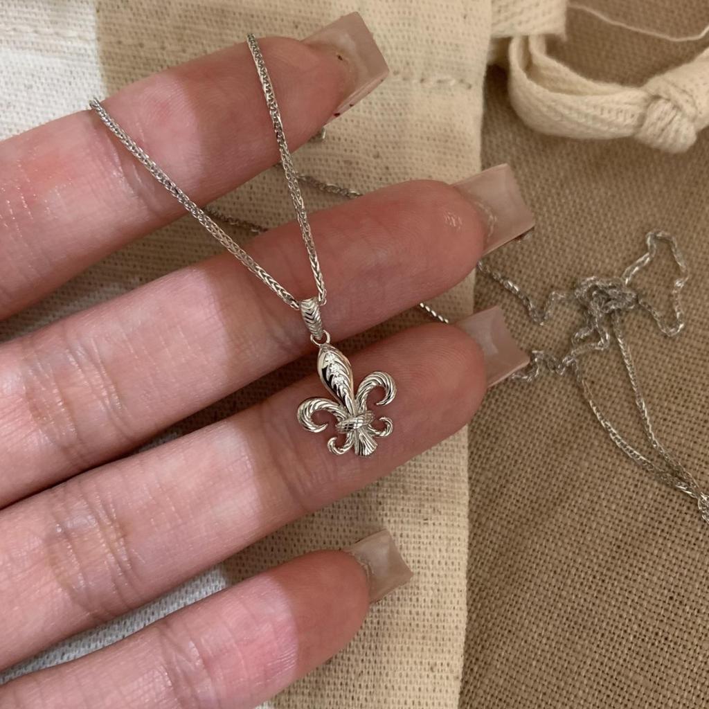 Retro Silber gehämmertes Iris-Anhänger-Halskette für Damen - Vielseitige Schlüsselbein-Kette mit zeitloser Eleganz