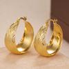 Dicke Breite Gebogene Tropfenform Goldene Creolen Äußere Diamantschliff-Textur Innere Glatte Polierte Clipschlaufe Damen Elegante Accessoires