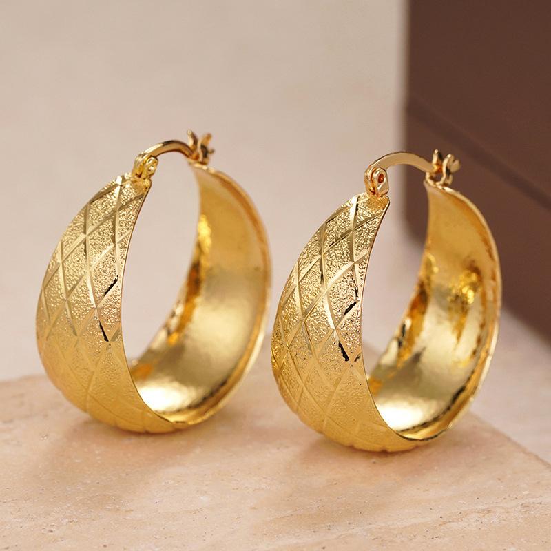 Dicke Breite Gebogene Tropfenform Goldene Creolen Äußere Diamantschliff-Textur Innere Glatte Polierte Clipschlaufe Damen Elegante Accessoires