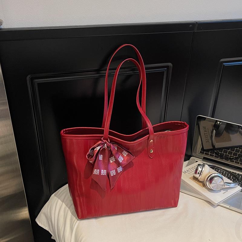 

Корейская версия простой сумки-тоут высокой ценности женская 2025 осень новая мода сумка под мышкой для работы большая вместимость сумка на плечо