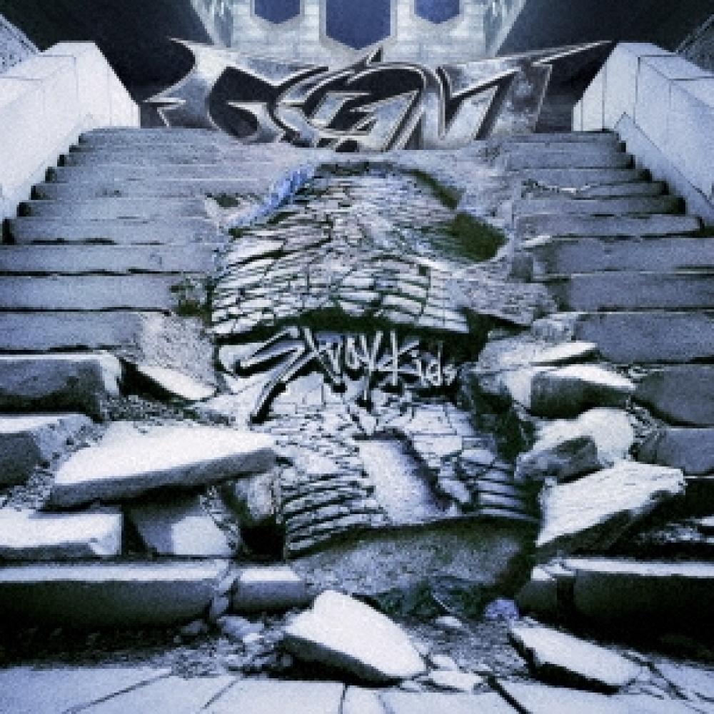 

Stray Kids Giant Regular Edition