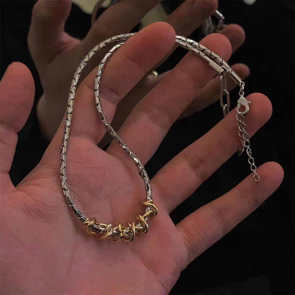 Collier Européen et Américain en Acier Titane Bicolore Torsadé Or et Argent pour Hommes et Femmes, Design de Niche Polyvalent, Chaîne Épaisse Enveloppée Or