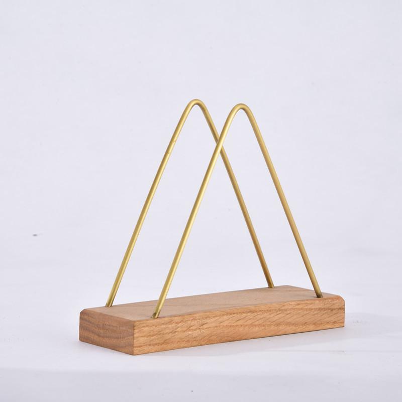 

Латунный вертикальный треугольный держатель для салфеток из цельного дерева, вешалка для салфеток для домашнего ресторана, диспенсер для бумажных полотенец светло-коричневого