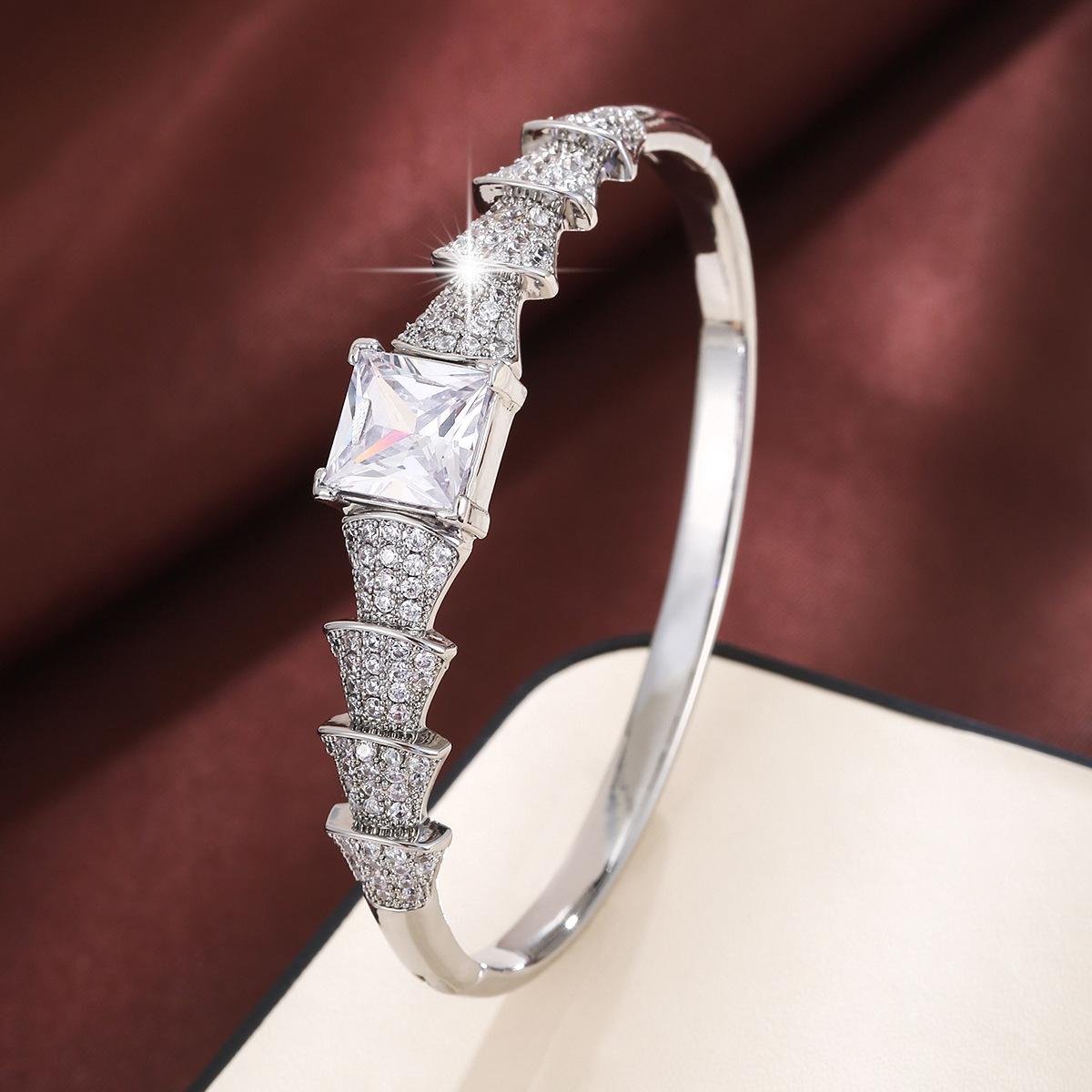 New Fashion Luxurious and Exquisite Micropaved Zirconia Women s Large Zirconia Jewelry Bracelet 17CM