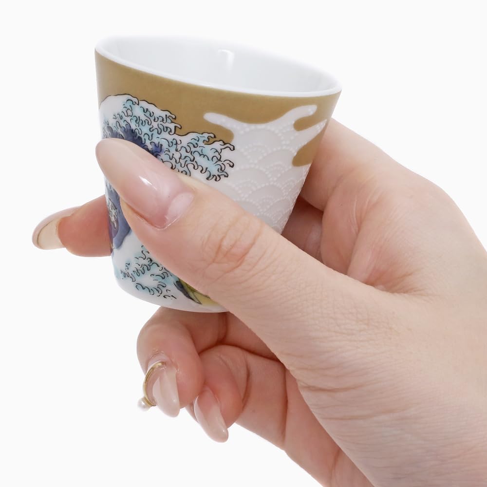 Kutani a traditional craft of the Hokuriku This sake cup features a wave design by and can also be used as a sake bottle or accessory a stylish and