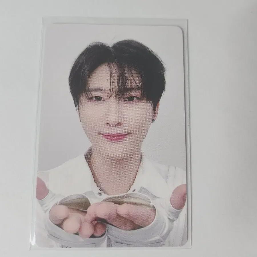 

Cravity Woobin Photography Shop Lucky Draw