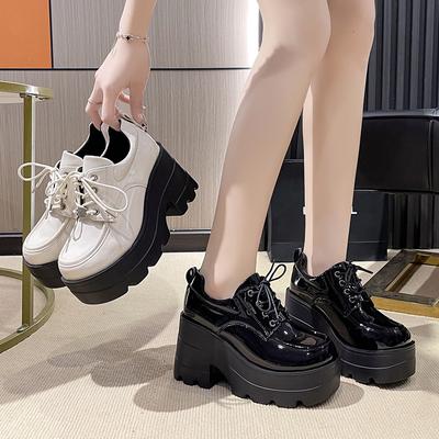 Chaussures simples pour femmes en cuir verni à plateforme style britannique petites chaussures en cuir universelles cos chaussures rehaussantes printemps nouvelles petites chaussures décontractées