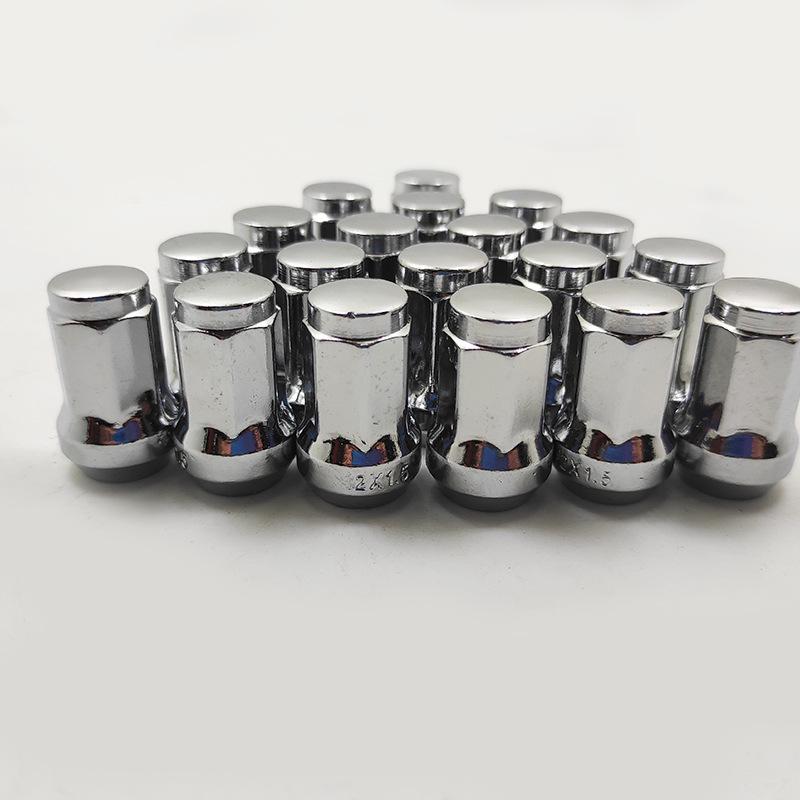 Srebrne nakrętki zabezpieczające przed kradzieżą kół z narzędziem do klucza do demontażu