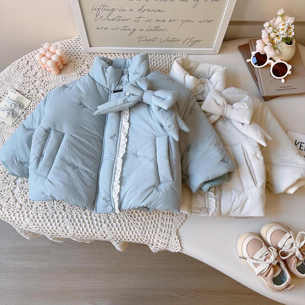 Wintermantel für Mädchen mit Schleife: Stilvolle, warme Baumwolljacke mit langen Ärmeln und Spitzenbesatz