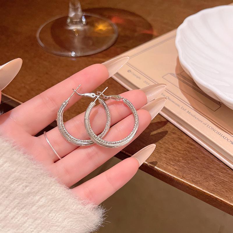 Elegante High-End Klassische Creolen für Damen - Trendiges und Vielseitiges Design, Inspiriert vom Stil von Internet-Berühmtheiten.