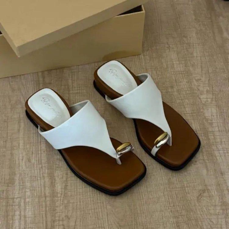 Fashion casual cover toe flat slippers women's summer wear 2025 new seaside vacation beach shoes Roman cool slippers