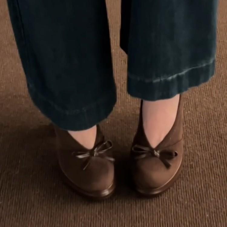 French gentle wind bow shallow mouth deep V high heels 2025 autumn new retro temperament versatile single shoes women.