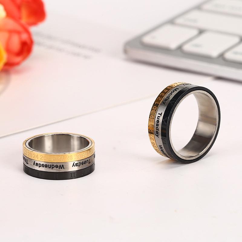 

Европейские и американские титановые кольца для пар с вращающимися римскими цифрами и трехцветным покрытием, с кулоном-подвеской, подчеркивающим индивидуальность Size 7 серебряный/золотой