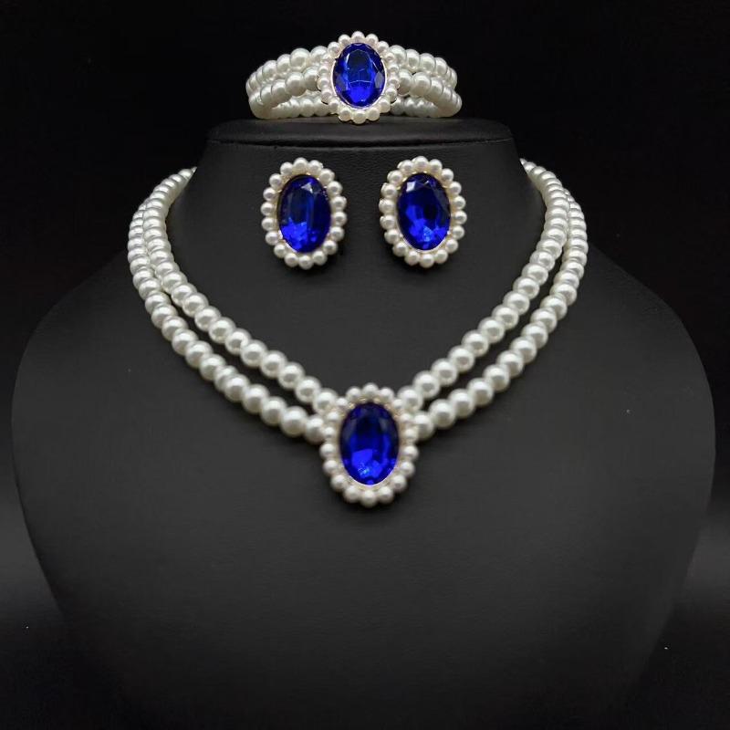Elegante mehrreihige Imitationsperlenkette. Elegantes und luxuriöses Halsketten-Accessoire mit runden Perlenanhängern.