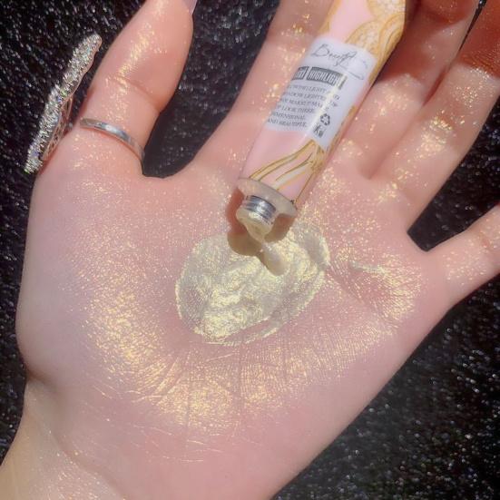 Kosmetický rozjasňovač na obličej na párty