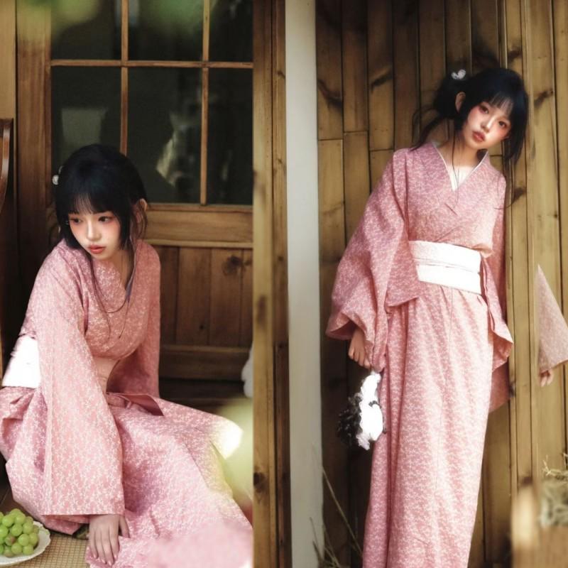 Dámské japonské kimono a yukata šaty pro formální fotografování