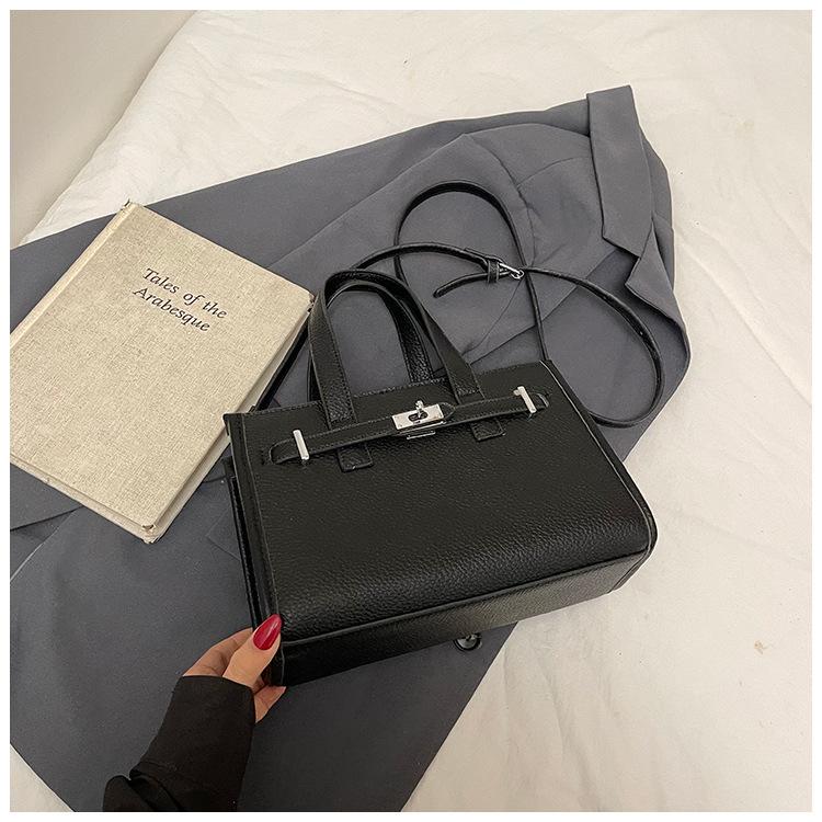 Niche portable small square bag women's new fashion versatile simple shoulder bag casual commuter messenger bag