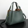 Uma Bolsa é Usada Para Carregar a Cesta de Legumes de uma Mulher. Uma Sogra de Meia-idade Tem Uma Bolsa de Ombro Cruzada Tipo Saco Generosa