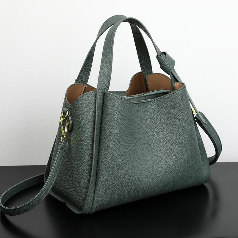 Uma Bolsa é Usada Para Carregar a Cesta de Legumes de uma Mulher. Uma Sogra de Meia-idade Tem Uma Bolsa de Ombro Cruzada Tipo Saco Generosa